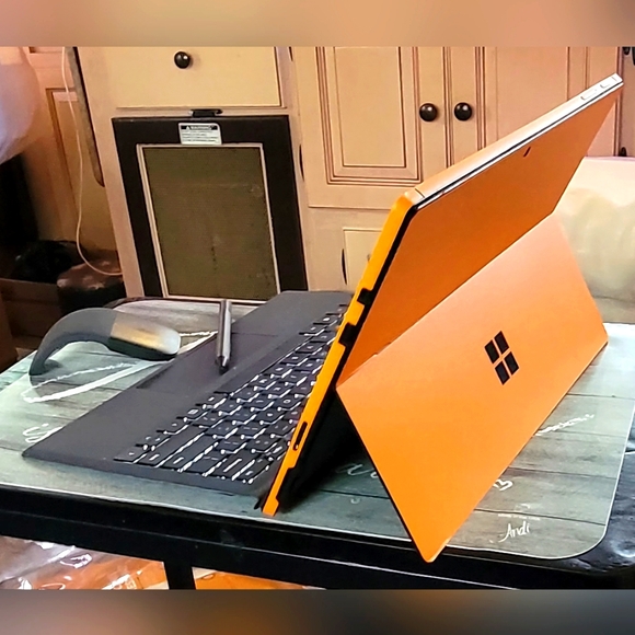 Microsoft Surface Pro 6, i7 Proces) 16GB RAM, 512 GB) Black,Backlit Keyboard - Picture 7 of 14